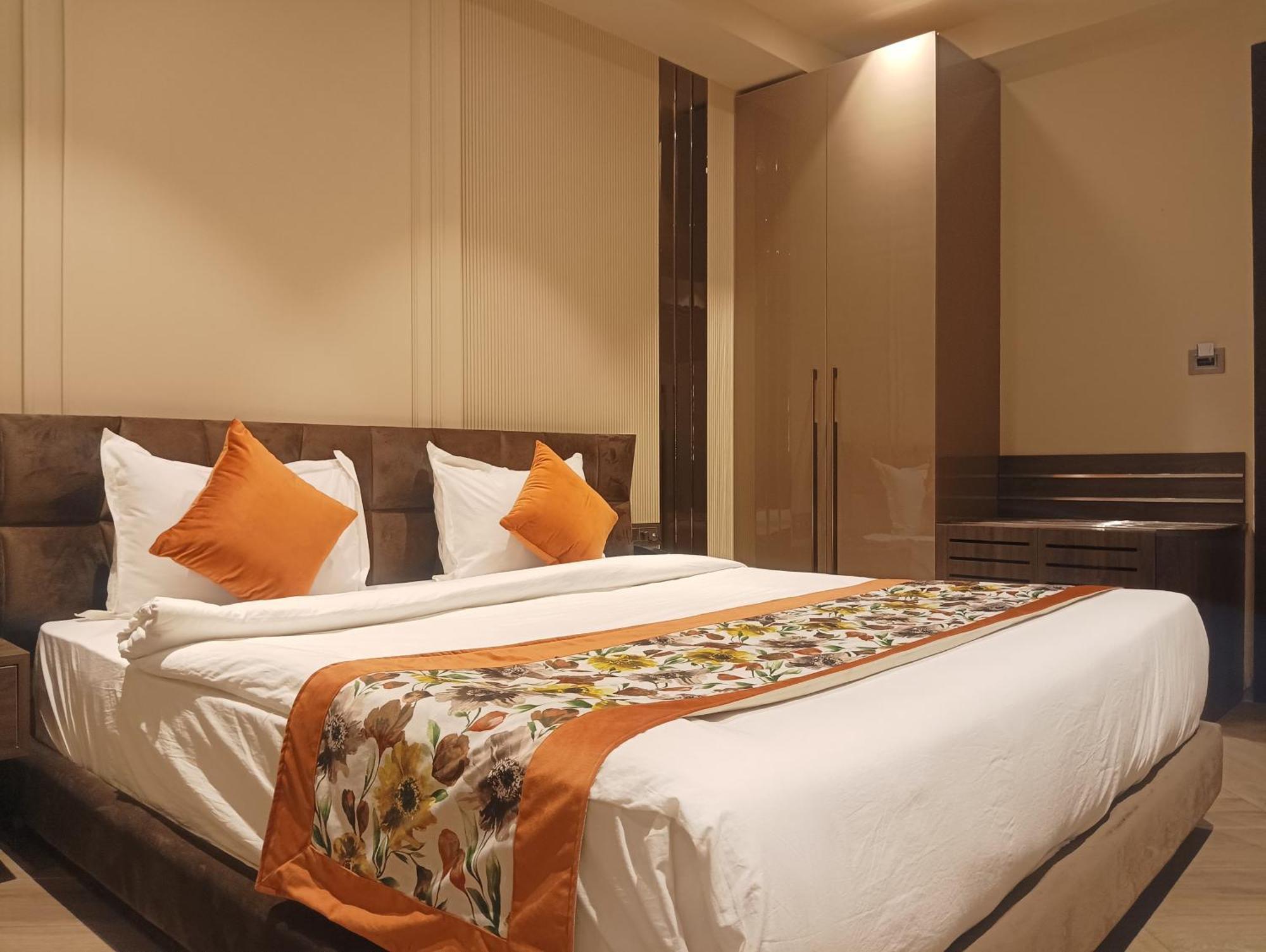 Hotel Cullinan By Qotel Janakpuri Delhi  Exteriör bild