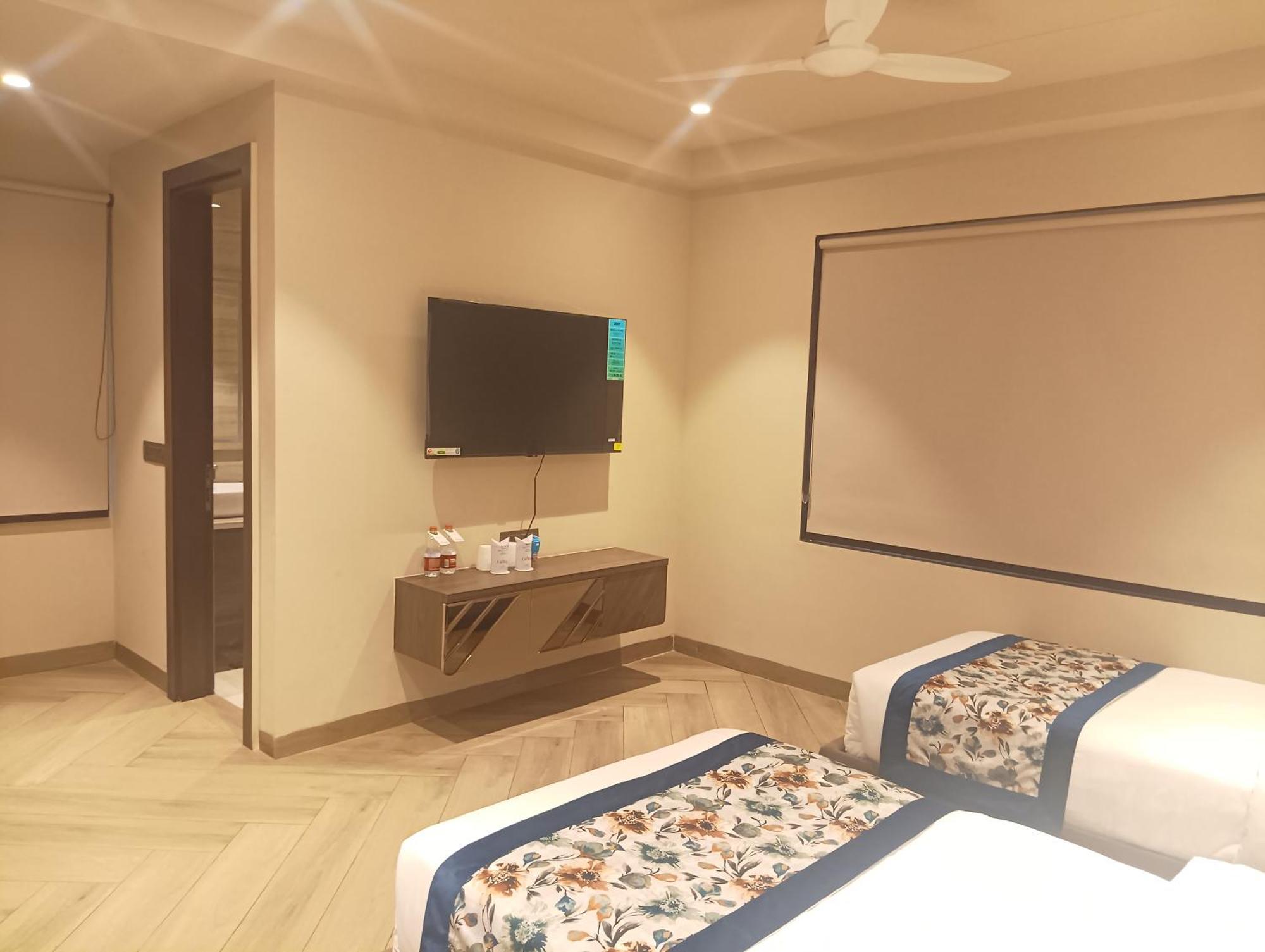 Hotel Cullinan By Qotel Janakpuri Delhi  Exteriör bild