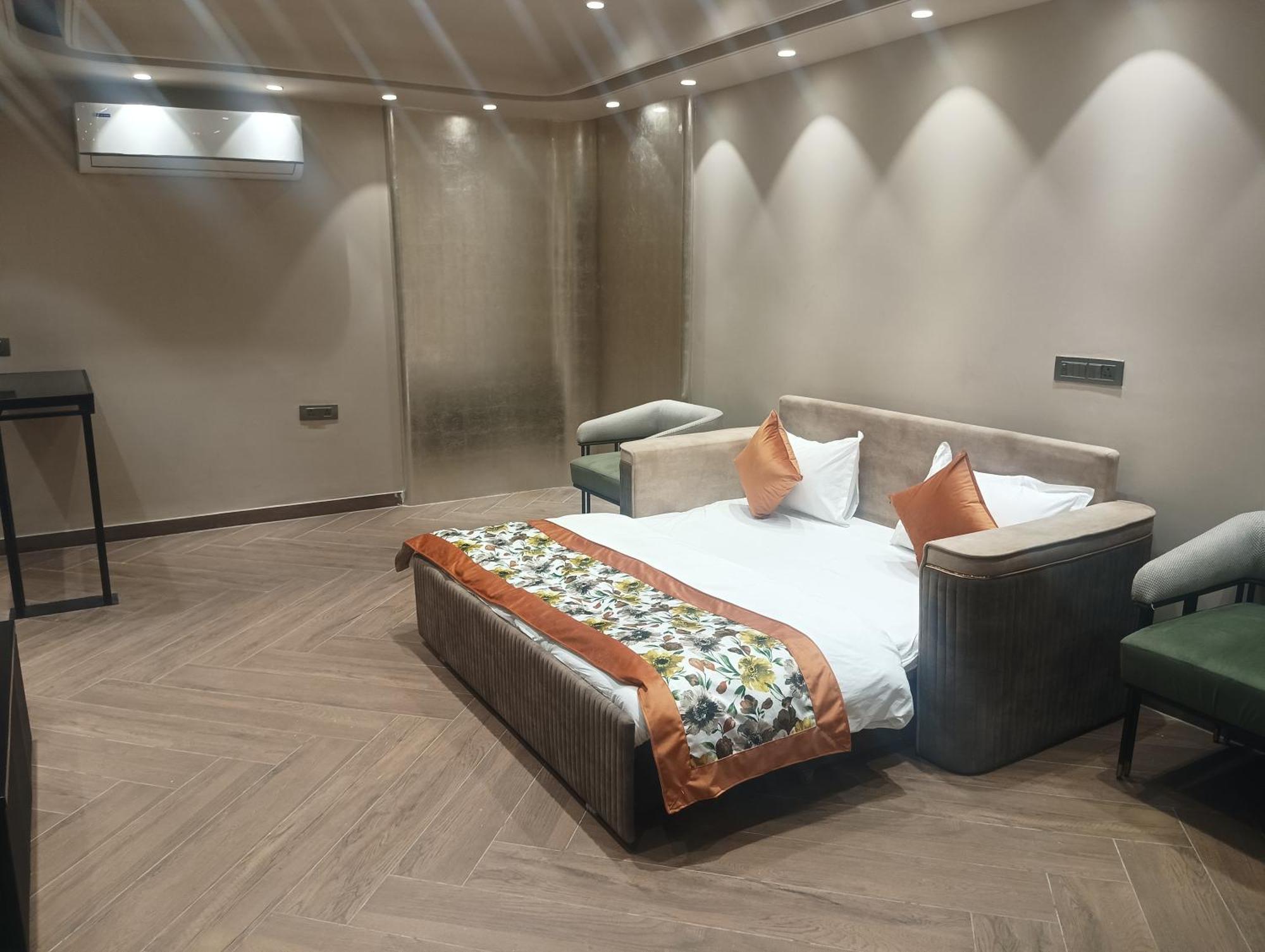 Hotel Cullinan By Qotel Janakpuri Delhi  Exteriör bild