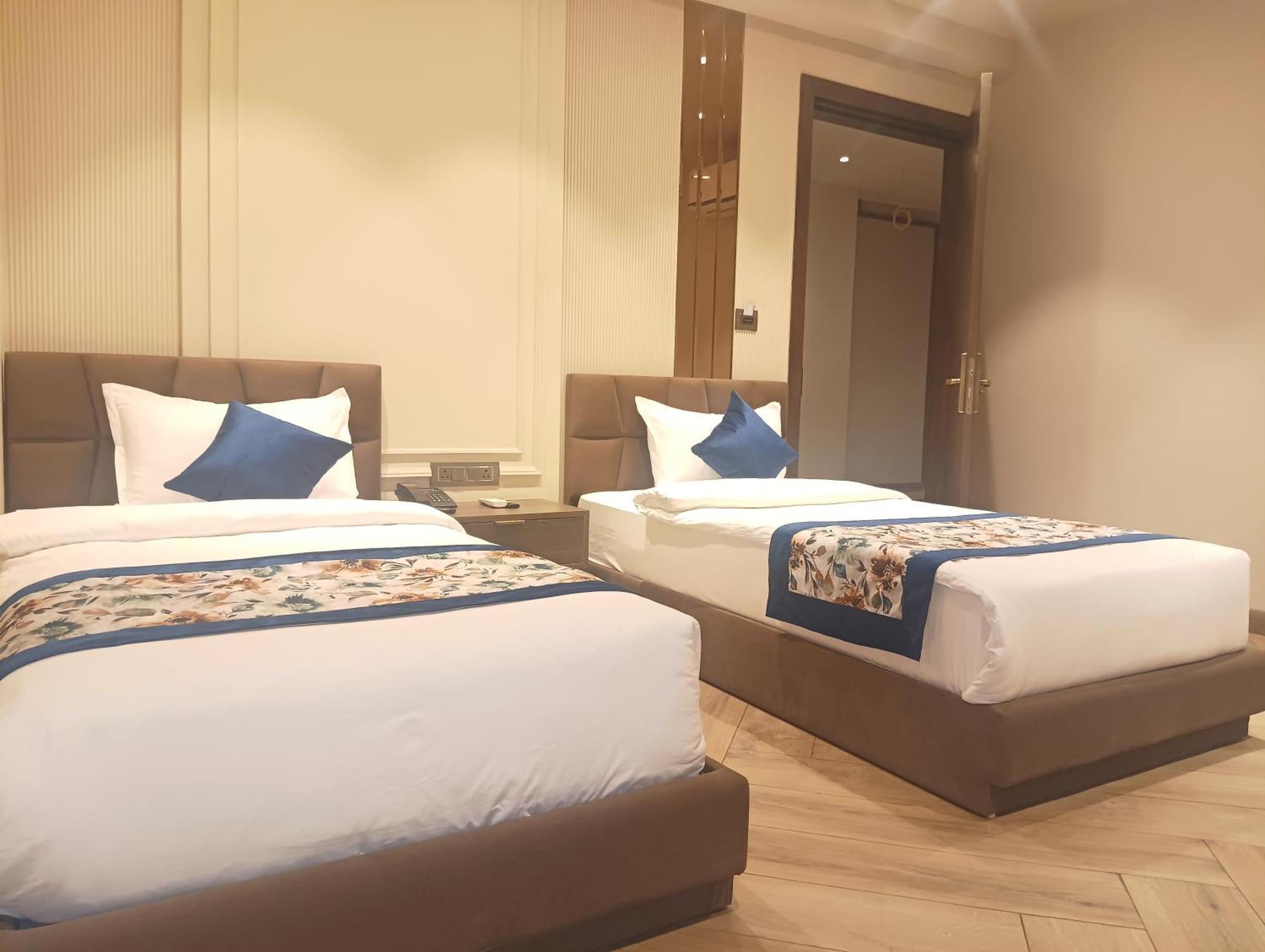 Hotel Cullinan By Qotel Janakpuri Delhi  Exteriör bild