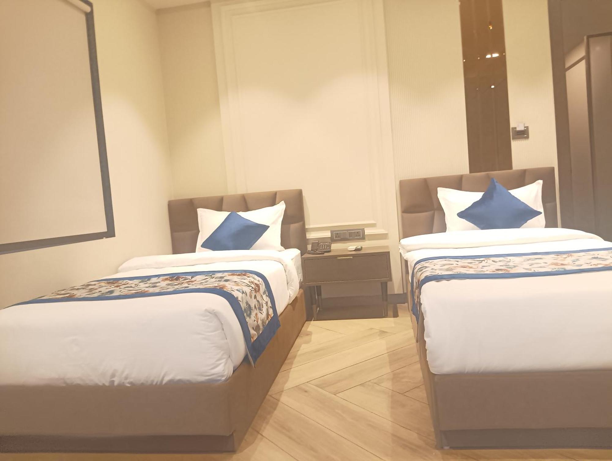 Hotel Cullinan By Qotel Janakpuri Delhi  Exteriör bild