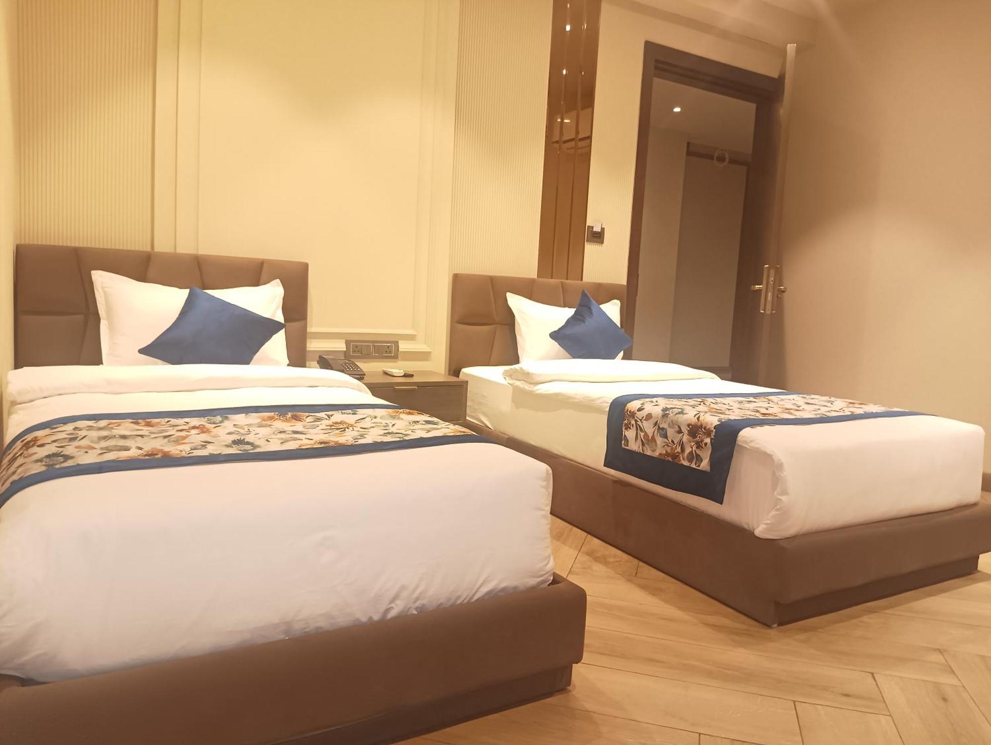 Hotel Cullinan By Qotel Janakpuri Delhi  Exteriör bild