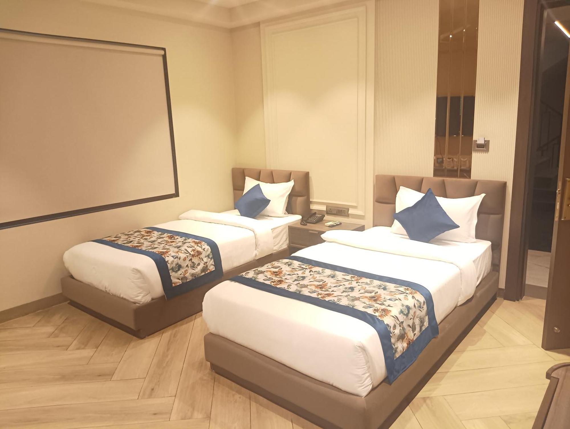 Hotel Cullinan By Qotel Janakpuri Delhi  Exteriör bild
