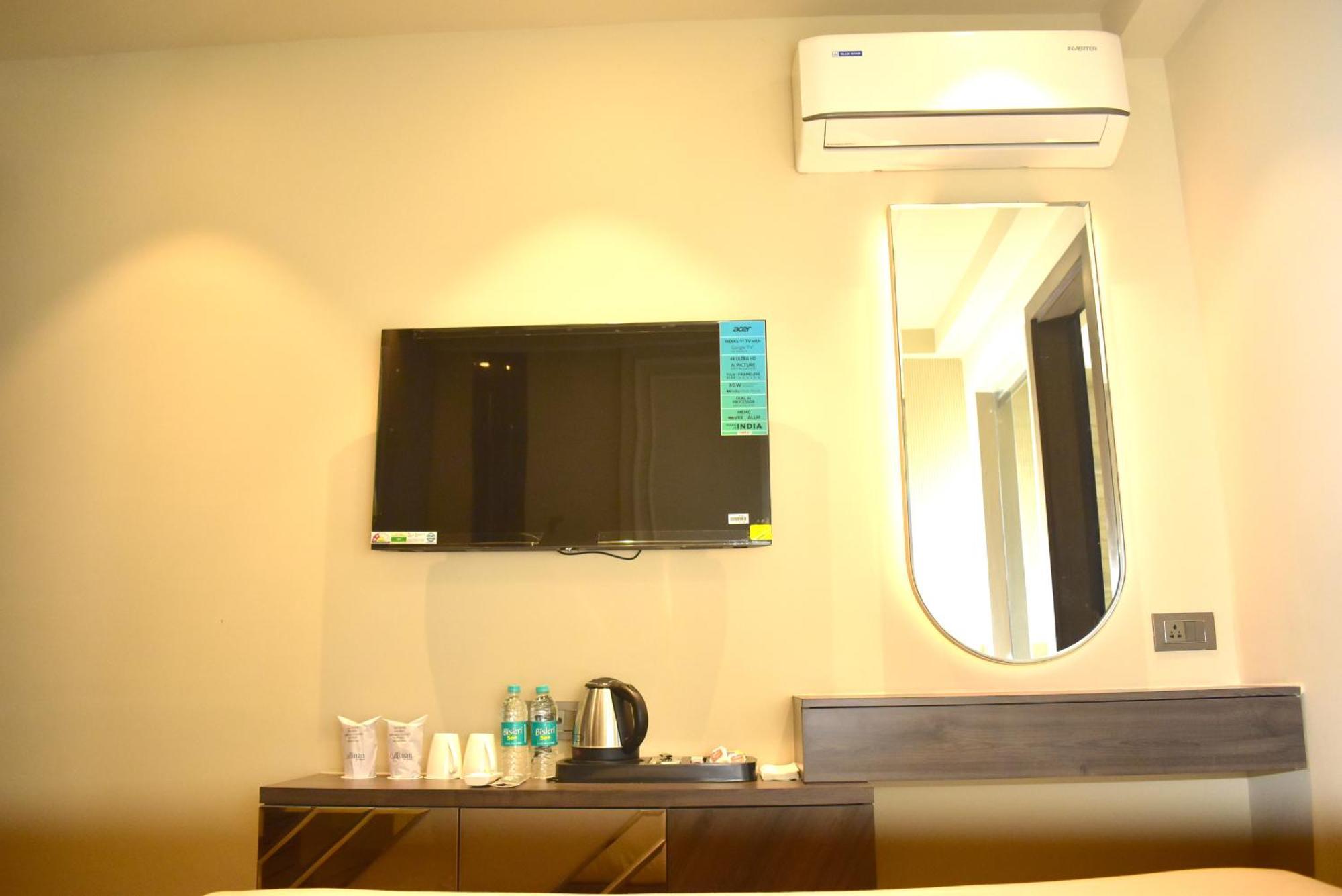 Hotel Cullinan By Qotel Janakpuri Delhi  Exteriör bild