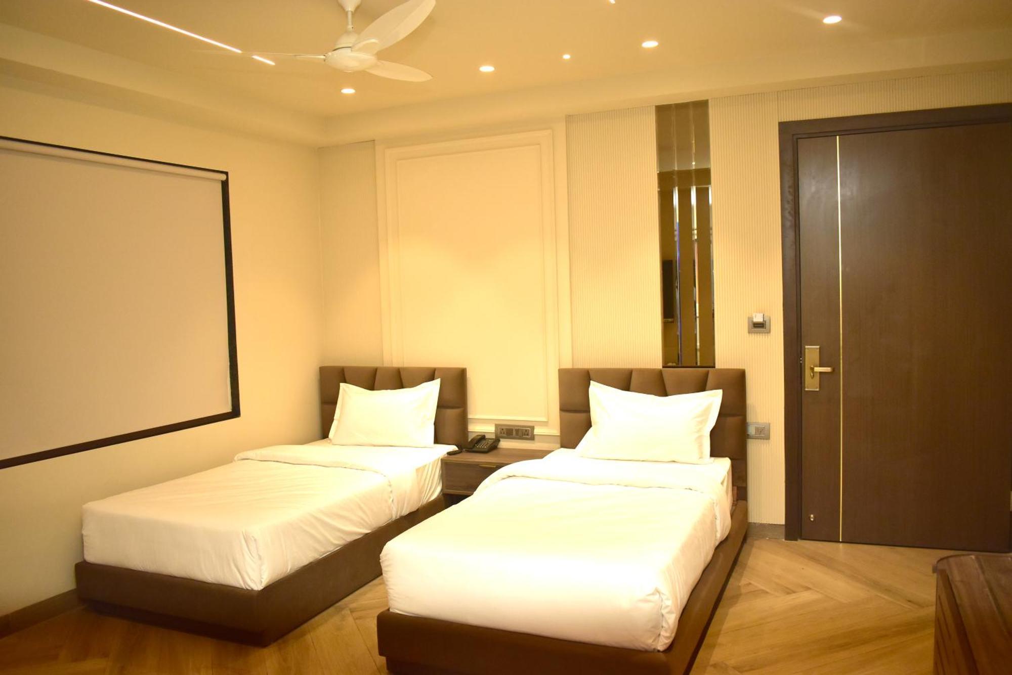 Hotel Cullinan By Qotel Janakpuri Delhi  Exteriör bild