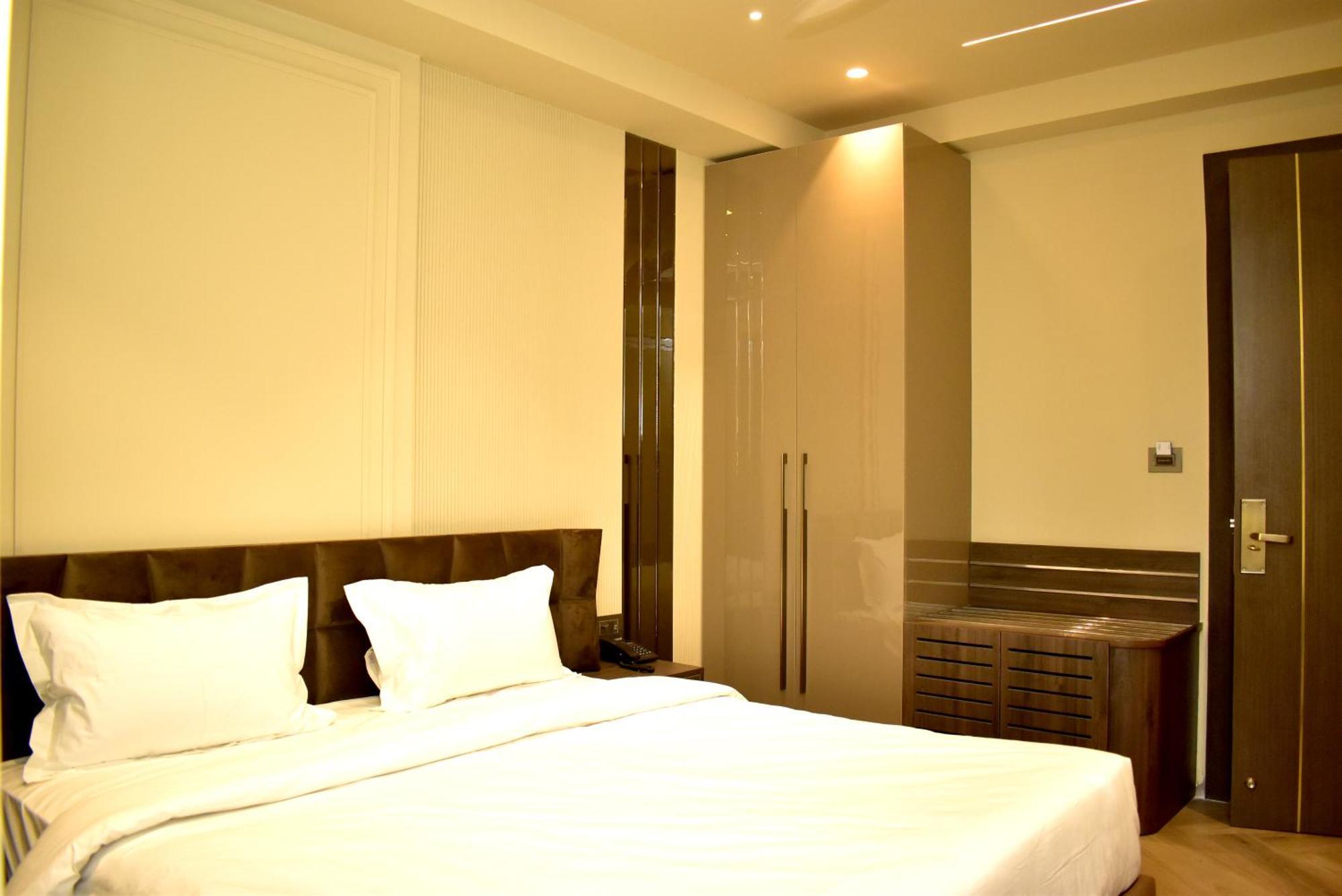 Hotel Cullinan By Qotel Janakpuri Delhi  Exteriör bild