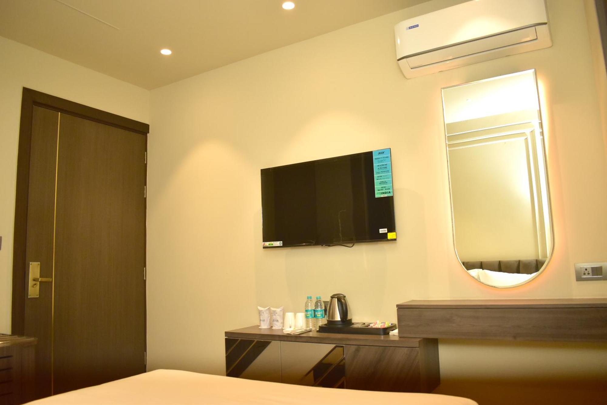 Hotel Cullinan By Qotel Janakpuri Delhi  Exteriör bild