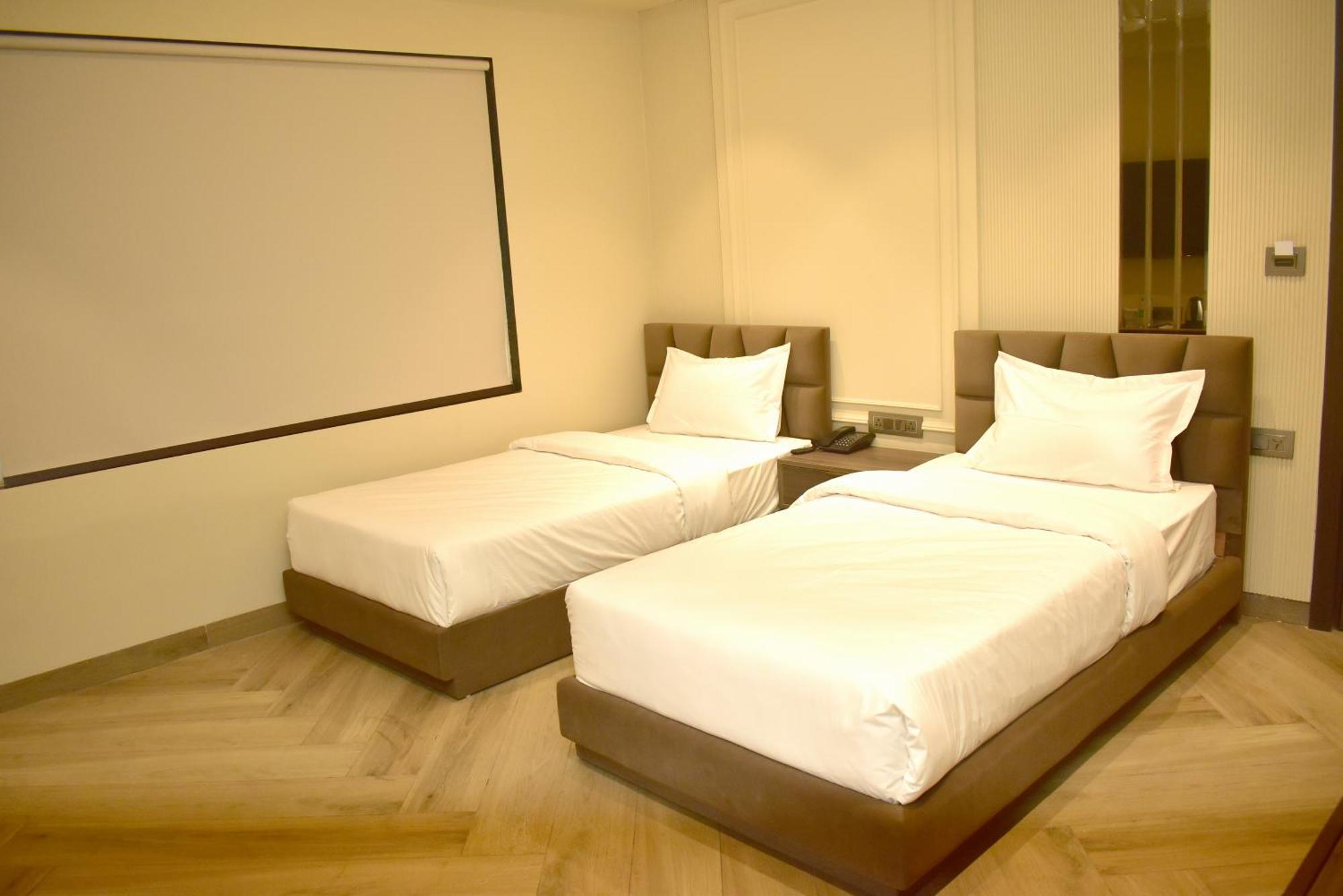 Hotel Cullinan By Qotel Janakpuri Delhi  Exteriör bild