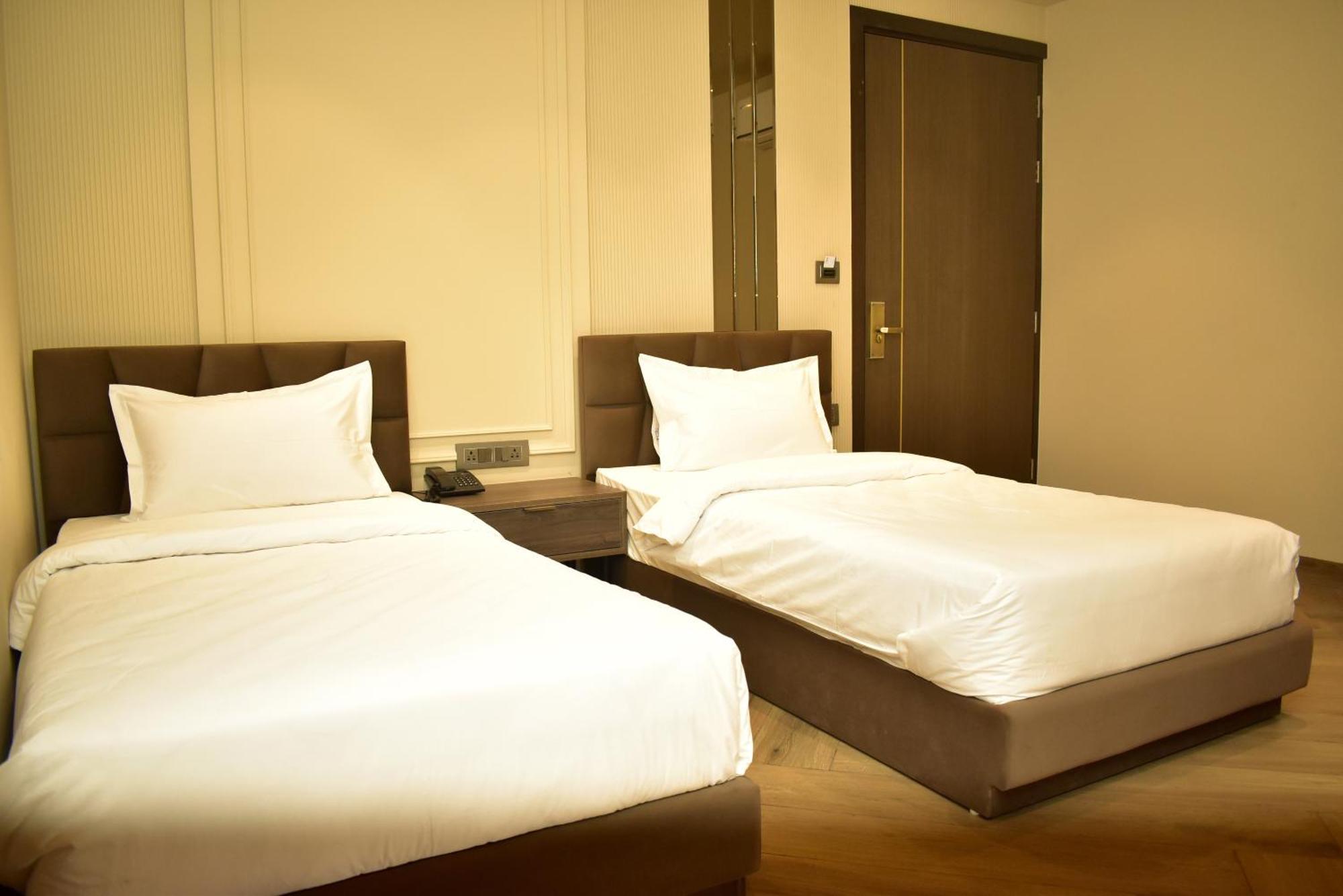 Hotel Cullinan By Qotel Janakpuri Delhi  Exteriör bild