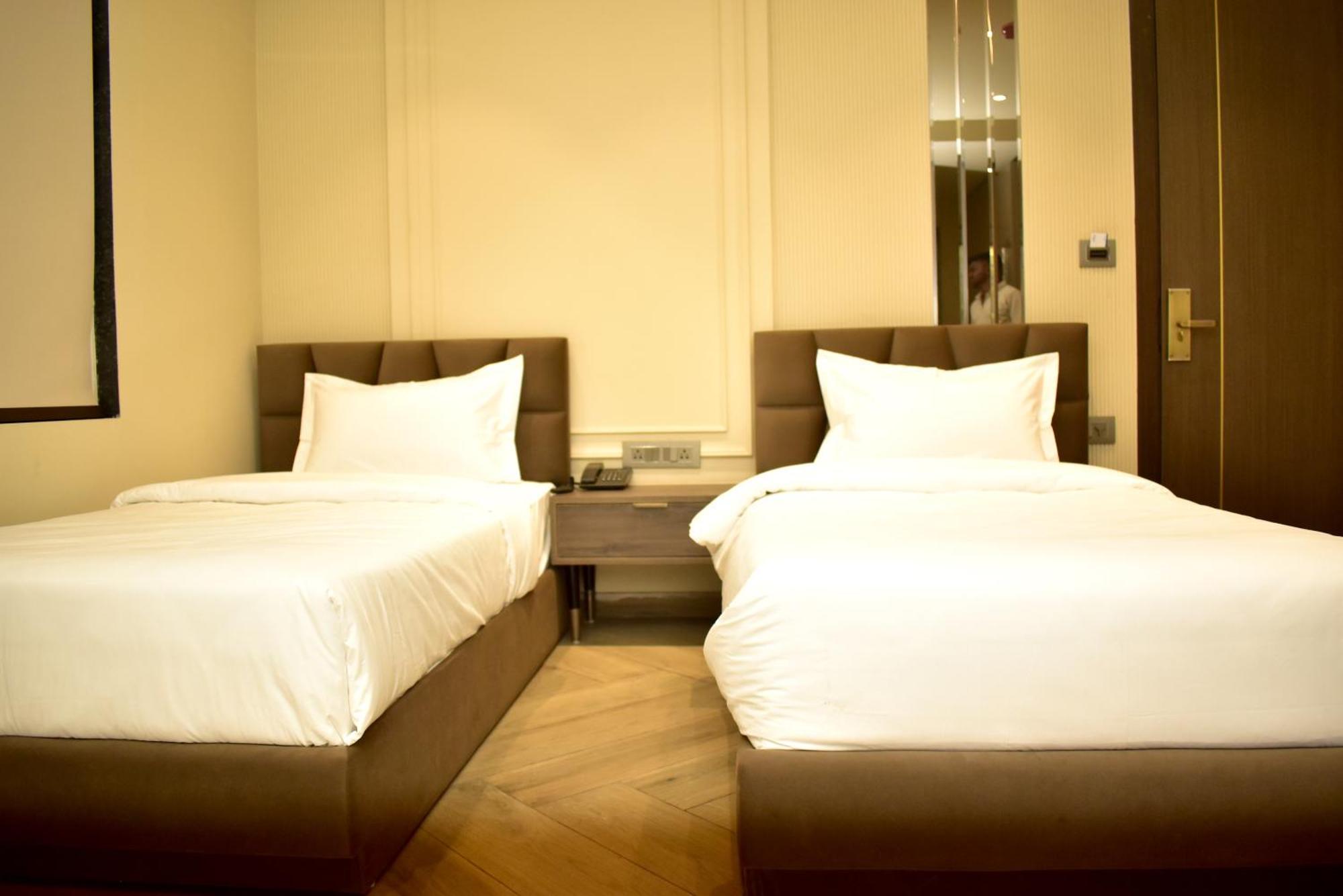 Hotel Cullinan By Qotel Janakpuri Delhi  Exteriör bild