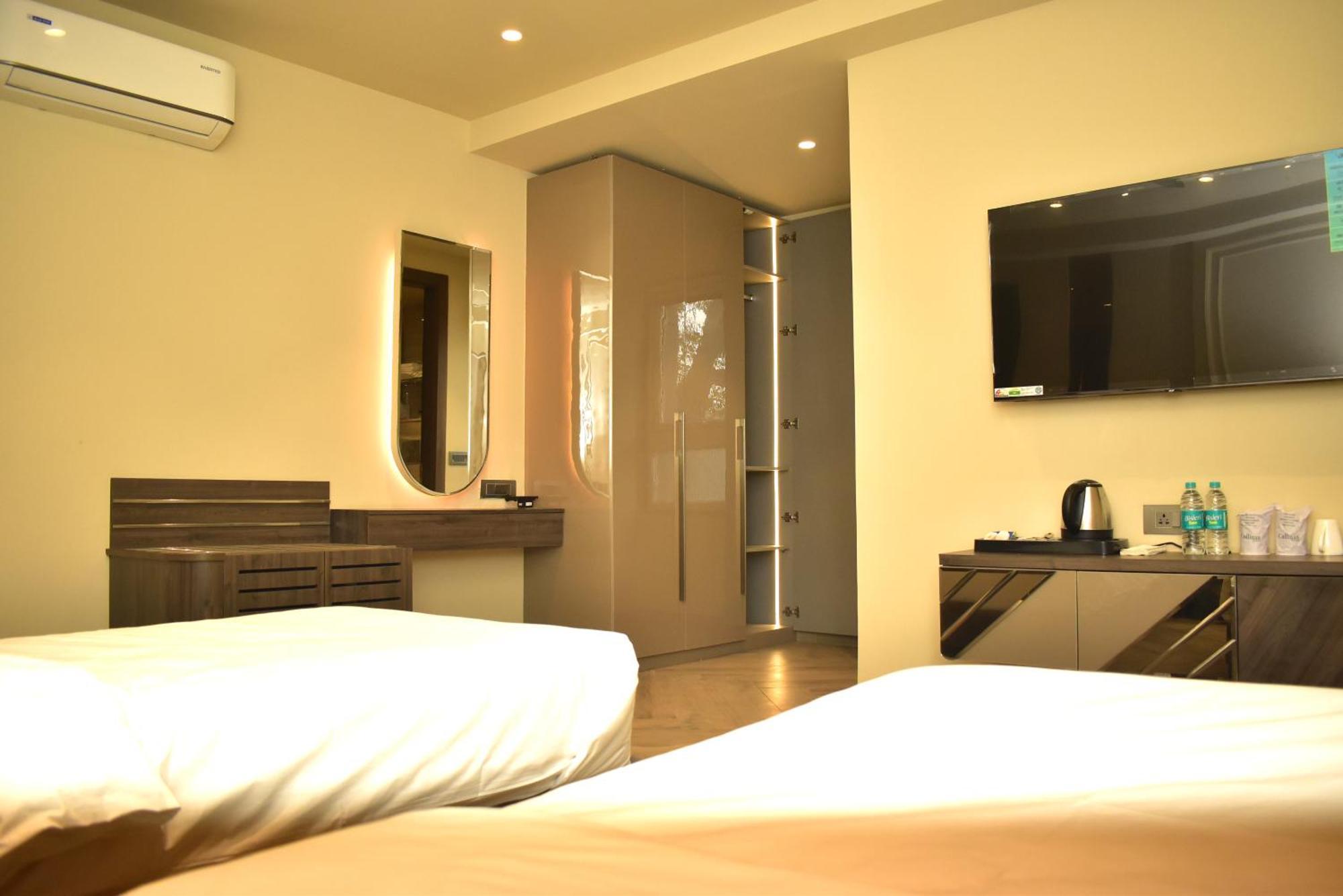 Hotel Cullinan By Qotel Janakpuri Delhi  Exteriör bild