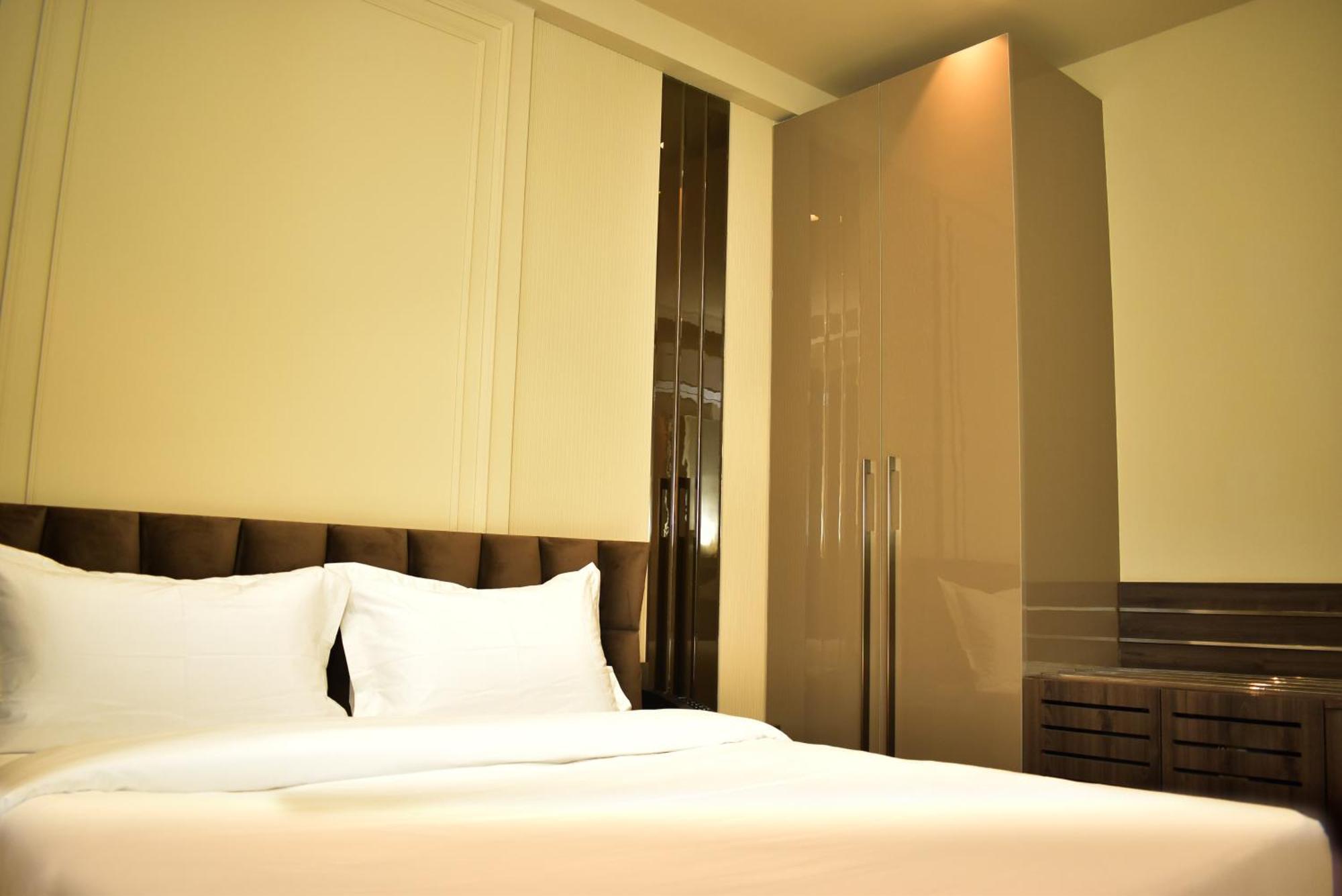 Hotel Cullinan By Qotel Janakpuri Delhi  Exteriör bild