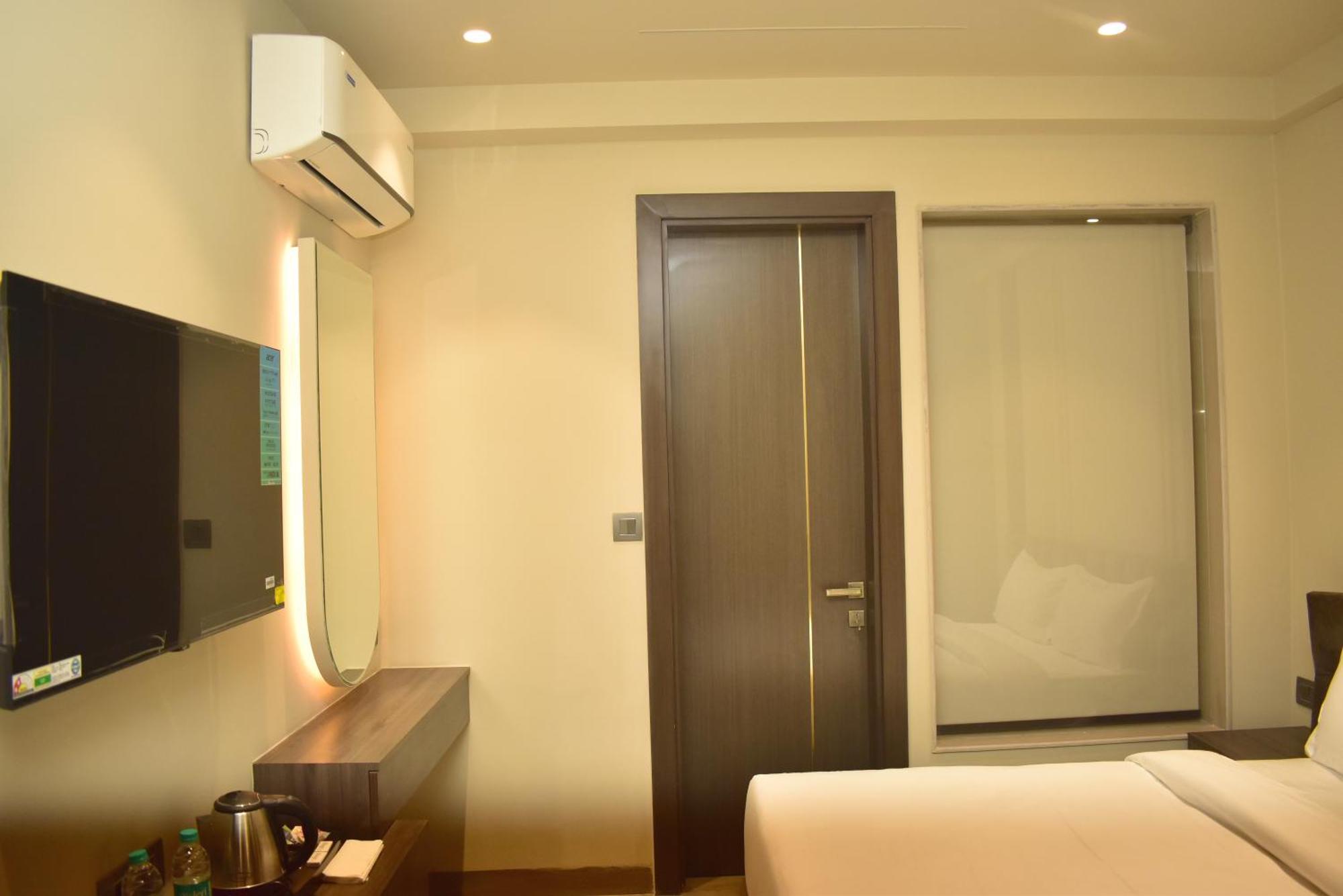 Hotel Cullinan By Qotel Janakpuri Delhi  Exteriör bild