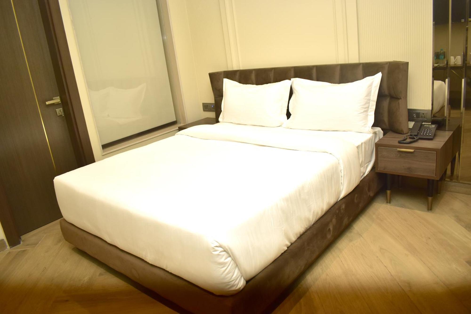 Hotel Cullinan By Qotel Janakpuri Delhi  Exteriör bild