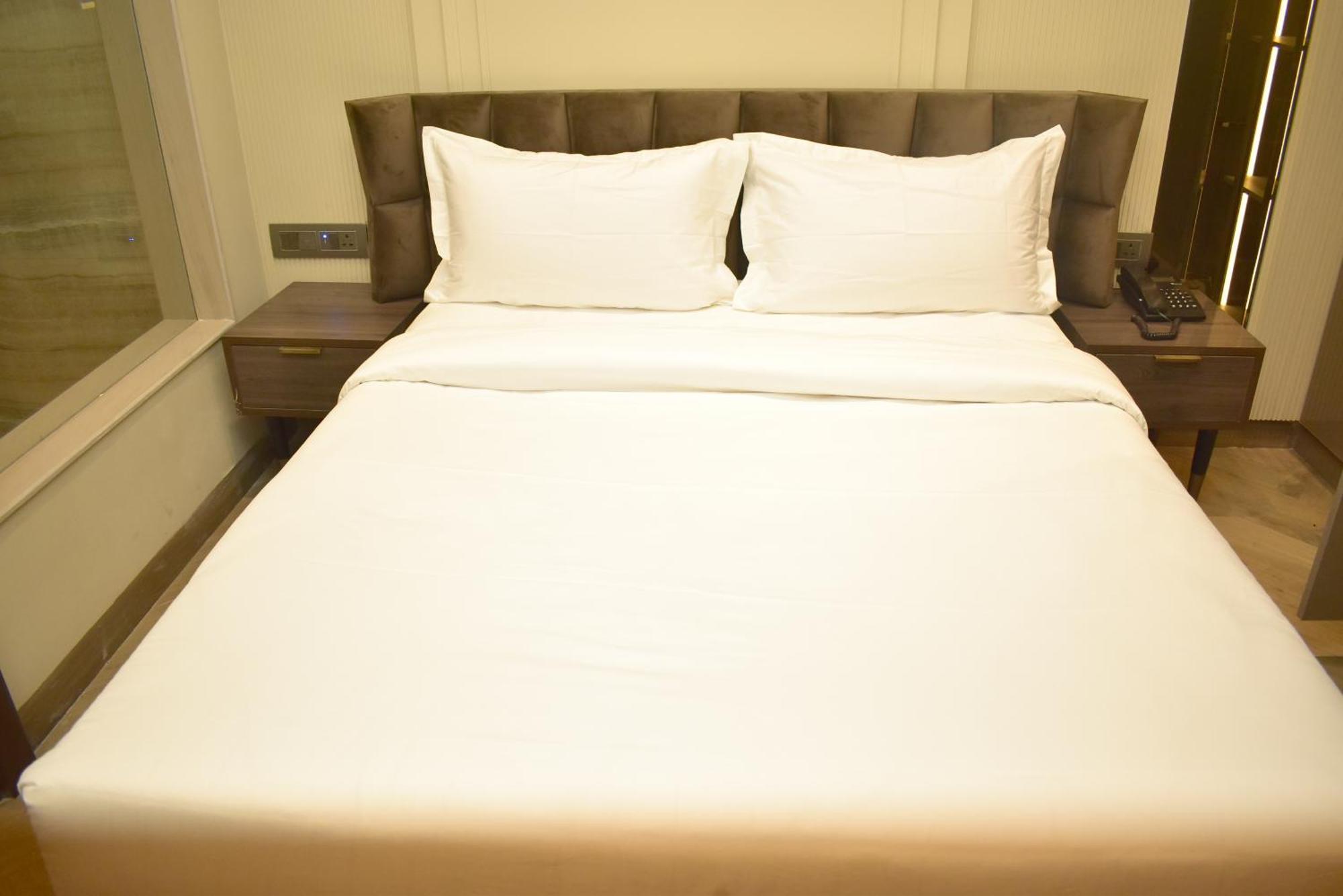 Hotel Cullinan By Qotel Janakpuri Delhi  Exteriör bild