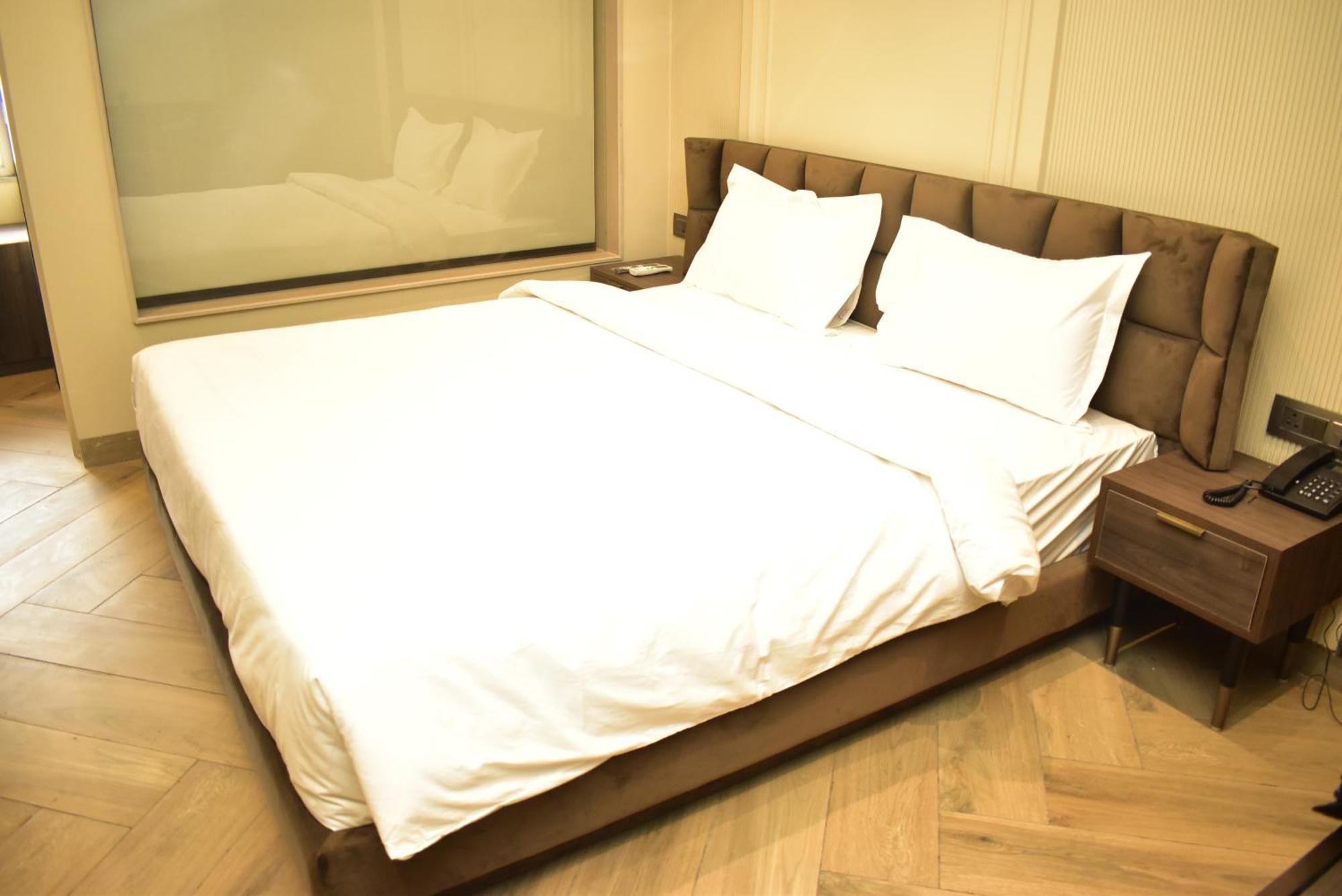 Hotel Cullinan By Qotel Janakpuri Delhi  Exteriör bild